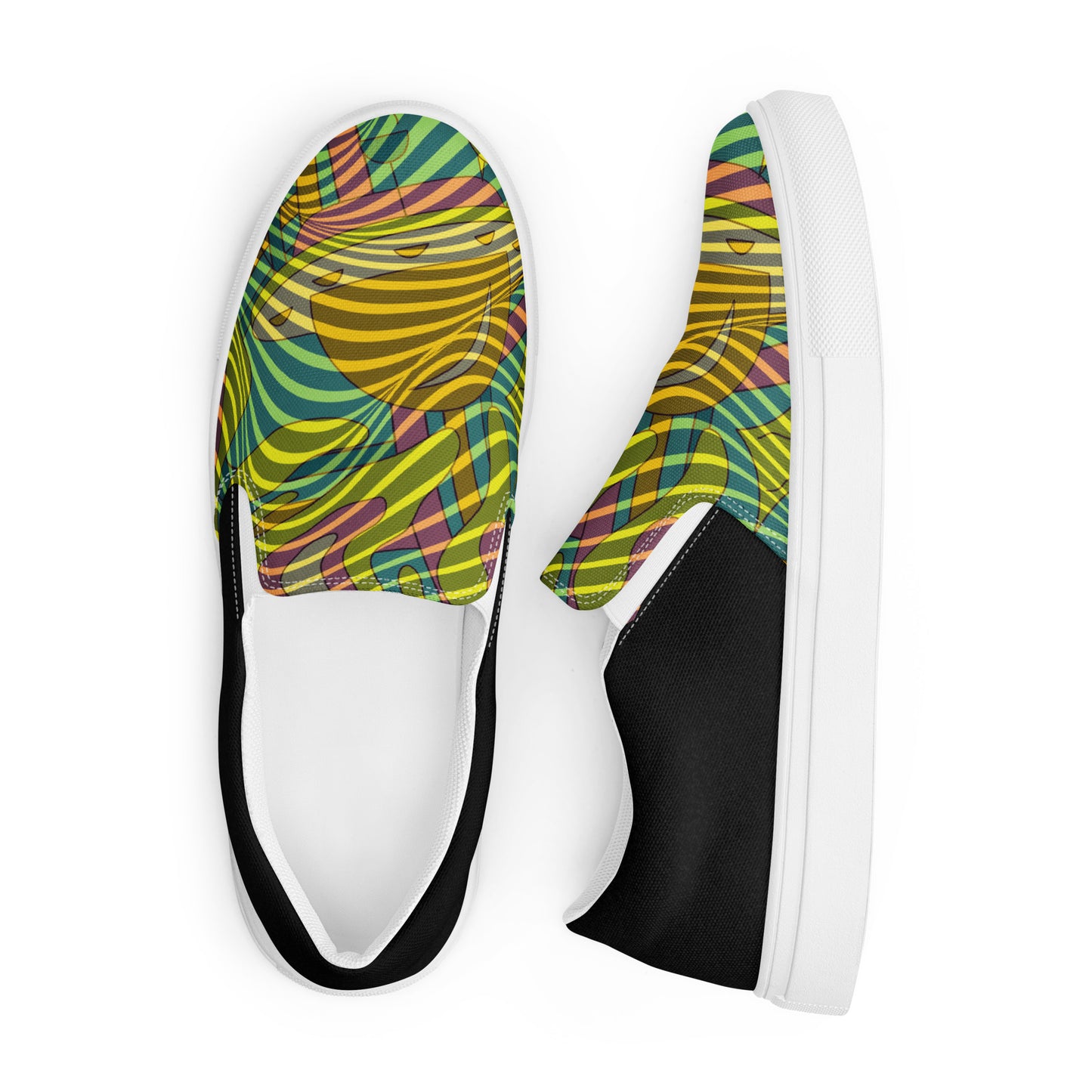 Whimsical Alien Ship Men’s slip-on canvas shoes